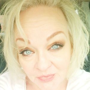 Meet your Posher, Deeandra